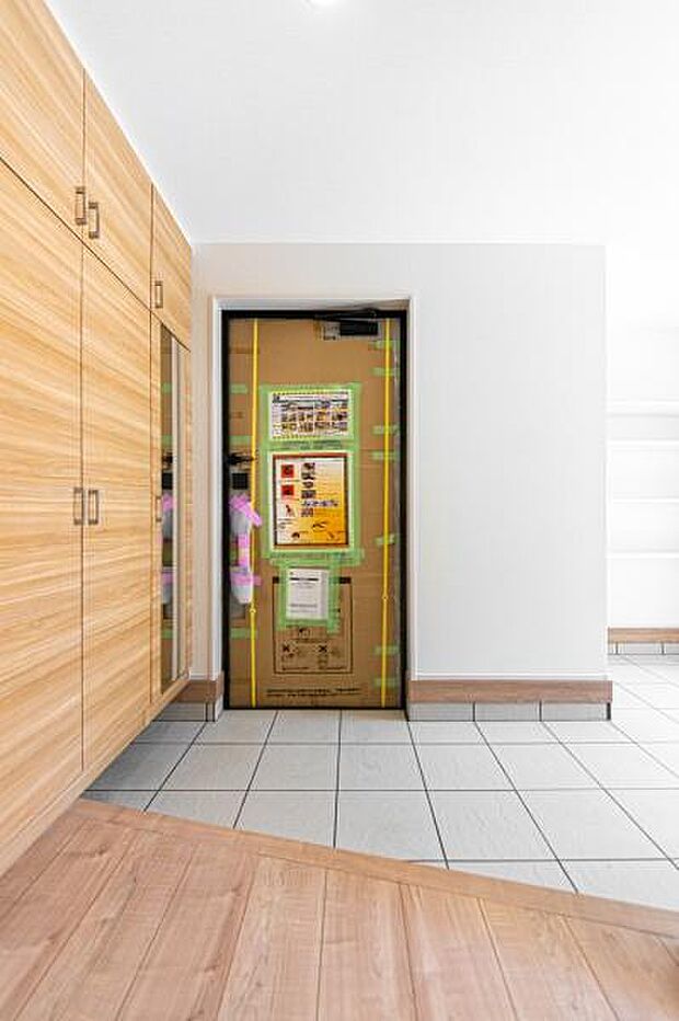 毎日の「いってきます」「ただいま」が特別な瞬間に。家族の温もりを感じる、光満ちる空間。