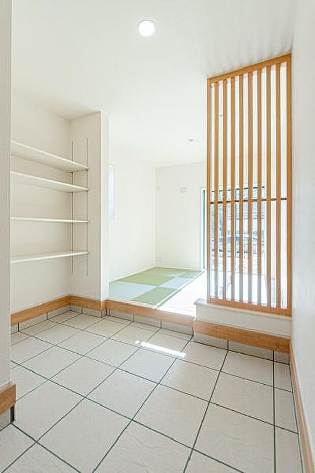 「家にワクワクする。素敵な玄関」家族の帰りを迎え入れる玄関。素敵な玄関だから家に帰ると心地が良い雰囲気になれます。土間収納から和室へ。