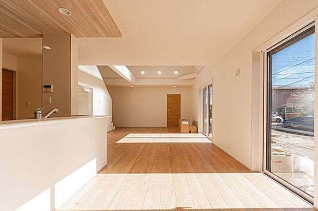 「家族が大好きなリビング」みんなが集まる広いリビング。みんなが大好きなリビングで家族団らん。みんなが集まるからこそ、一層の開放感を手にする素敵な住まい。