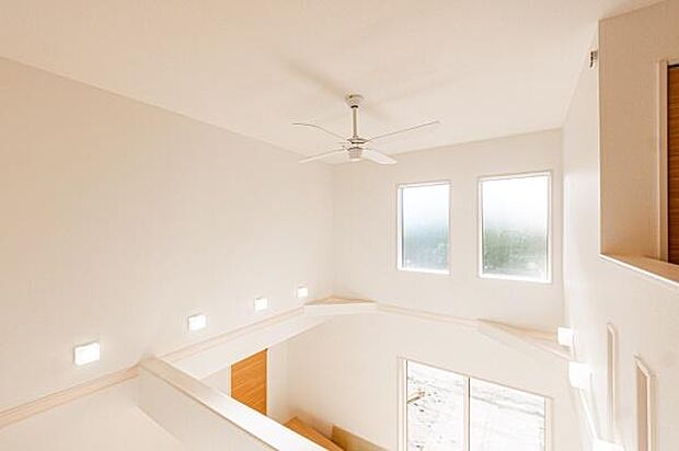 思わず見上げてしまう、リビング吹抜け。 家族の成長をずっと見守ってくれる。そんな物語が始まりそうな、愛着の湧く住まいです。