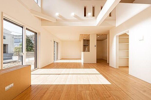 「上質な空間を」開放感と日当たりの良さに恵まれたリビング空間。上質な光は身体だけでなく心も温めてくれる。圧迫感のない空間を是非、ご堪能下さい。