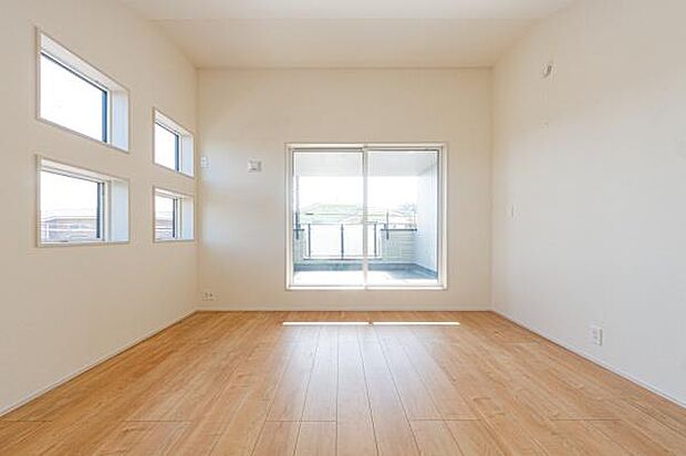 「7.0帖の主寝室」計算された窓の配置で、どこにいても明るい陽射しを感じられます。デザイン性の高い空間で新しい毎日を。