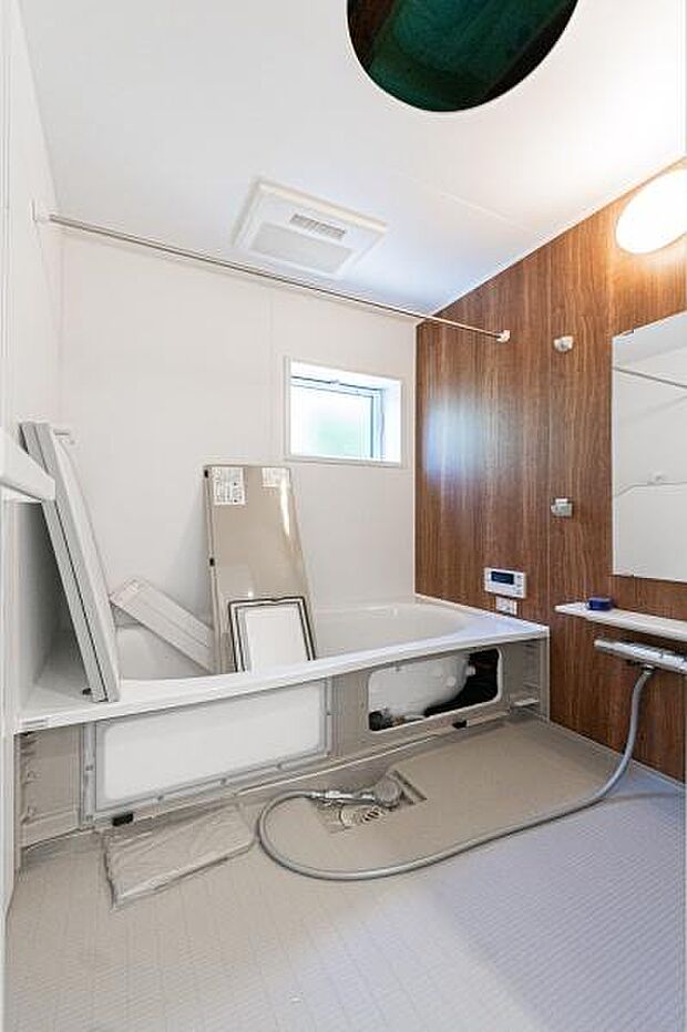 「疲れを癒す空間」広々とした雰囲気の良いバスルーム。お子様と一緒にお風呂に入る楽しみ、思い出の一ページが刻まれる大切な瞬間