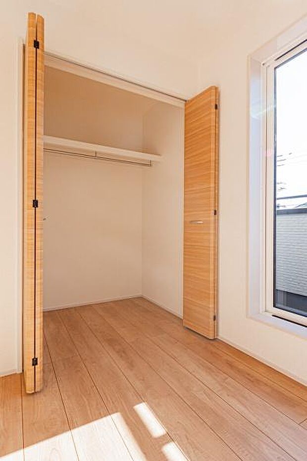 天井まで伸びる収納嬉しい収納力の高いクローゼット付き。天井付近までしっかりと収納ができる使い勝手の良いクローゼット。