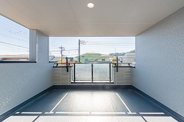 青空を独り占めできる広々ルーフバルコニー。周りの視線を気にせず、お子様とビニールプールを楽しんだり、家族でBBQをしたり。おうち時間がもっと好きになる空間です