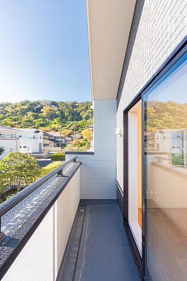 見晴らしの良いバルコニー。青空の下、深呼吸したくなるような開放感です。