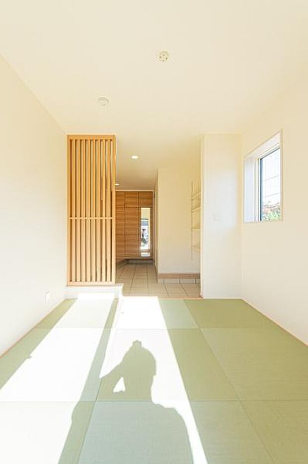 陽だまりの中で、お子様のお昼寝や遊び場に。畳の香りが心地よい安心の空間。