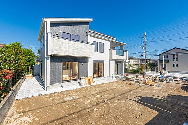 誇りを感じる美しい外観で、毎日を心地よくスタート。ゆとりのカースペース2台付きは、家族のお出かけをスムーズにし、暮らしを豊かに彩ります。解放的で陽当たりが良く、魅力ポイントです。