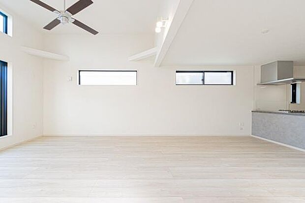 「上質な空間を」開放感と日当たりの良さに恵まれたリビング空間。上質な光は身体だけでなく心も温めてくれる。圧迫感のない空間を是非、ご堪能下さい。