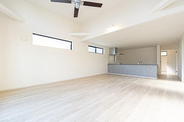 「家族が大好きなリビング」みんなが集まる広いリビング。みんなが大好きなリビングで家族団らん。みんなが集まるからこそ、一層の開放感を手にする素敵な住まい。