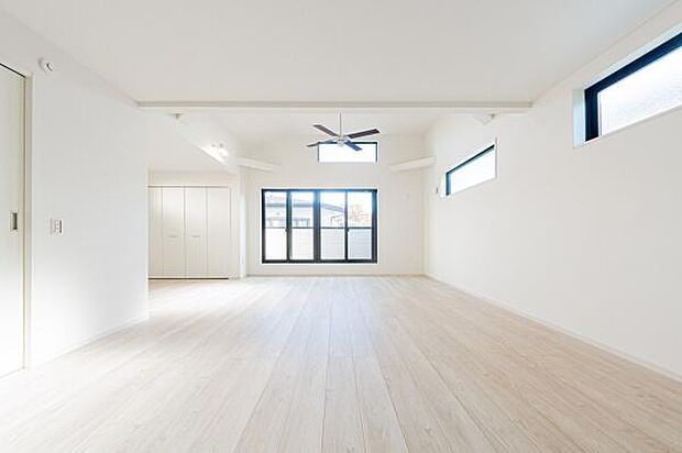 「上質な空間を」開放感と日当たりの良さに恵まれたリビング空間。上質な光は身体だけでなく心も温めてくれる。圧迫感のない空間を是非、ご堪能下さい。