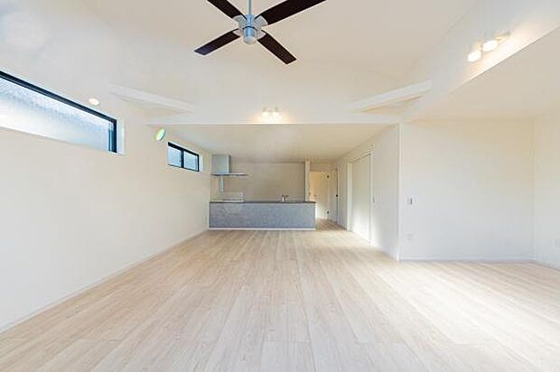 「家族が大好きなリビング」みんなが集まる広いリビング。みんなが大好きなリビングで家族団らん。みんなが集まるからこそ、一層の開放感を手にする素敵な住まい。