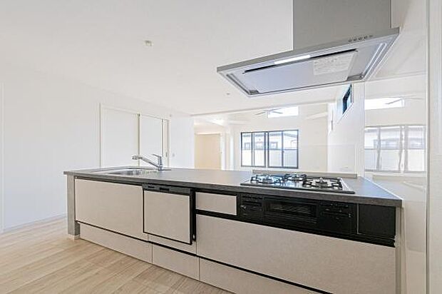 「全体を見渡せる安心感」家族の会話が弾む奥様に人気の高いカウンターキッチン、料理しながらお子様の様子の確認ができ移動しやすい広いキッチンスペースです。