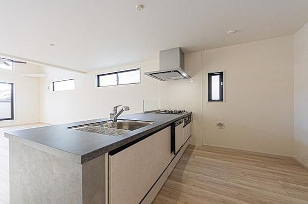 「全体を見渡せる安心感」家族の会話が弾む奥様に人気の高いカウンターキッチン、料理しながらお子様の様子の確認ができ移動しやすい広いキッチンスペースです。