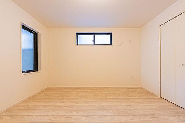 どんなインテリアも映えるシンプルで洗練された空間。家族の趣味や成長に合わせて自由に彩れるお部屋で、理想のライフスタイルを叶えませんか？