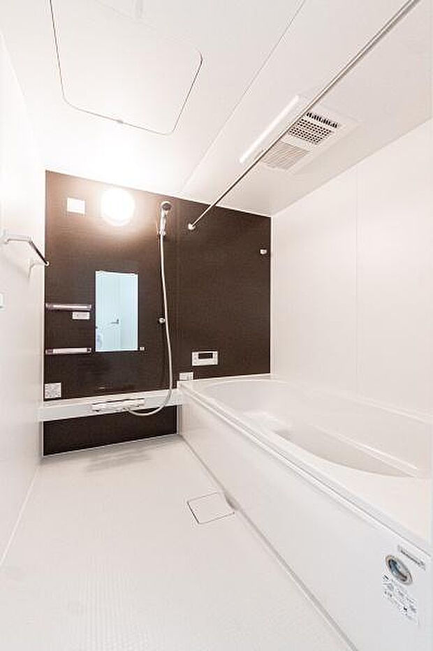 一日の疲れを癒す、広々としたバスルーム。モダンなデザイン空間で、至福のバスタイムを。