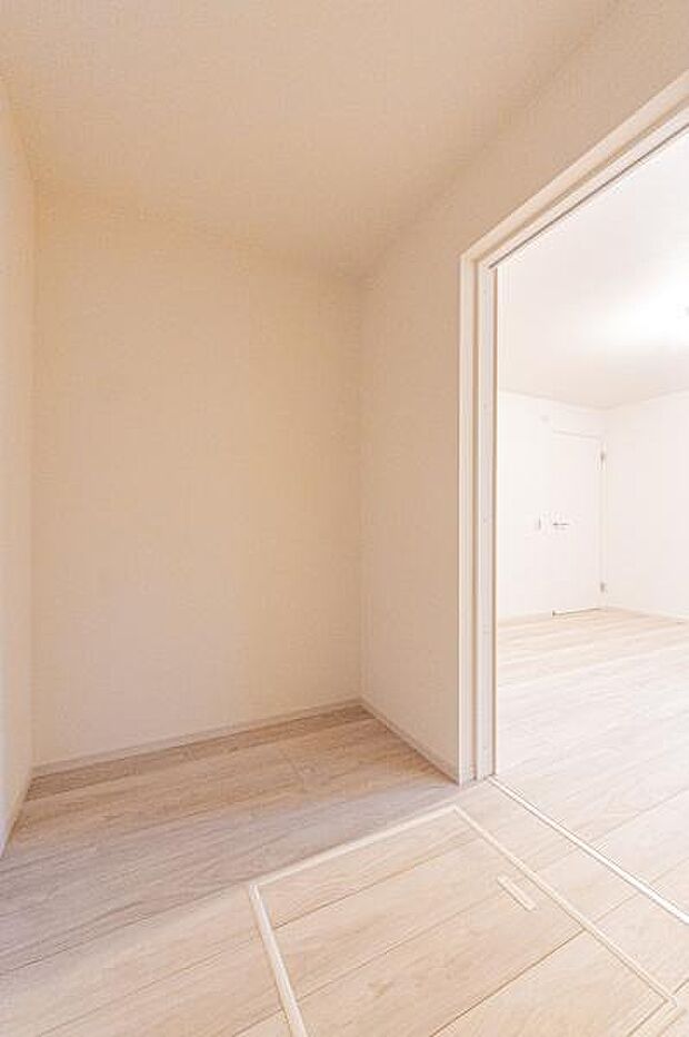 「ウォークインクローゼット収納」大きく収納量豊富なクローゼット。奥行も納得サイズのクローゼット。