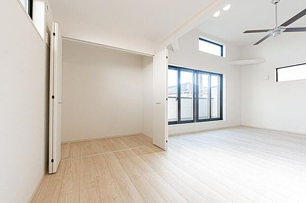 天井まで伸びる収納嬉しい収納力の高いクローゼット付き。天井付近までしっかりと収納ができる使い勝手の良いクローゼット。