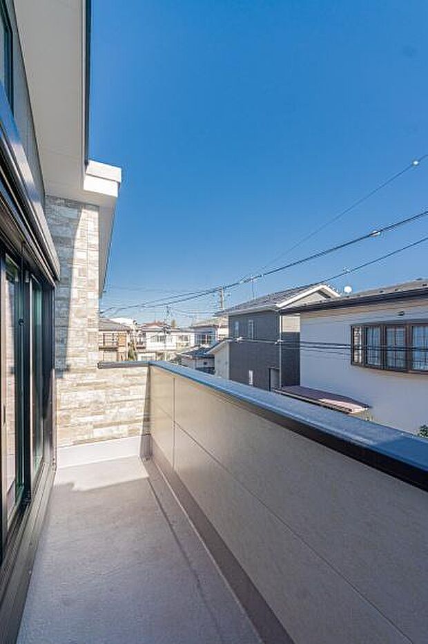 たっぷりの陽光で、洗濯物もふんわり乾く気持ちよさ。家事の合間に見上げる広い空と遠くの緑が、忙しい毎日に爽やかな潤いを届けてくれます。