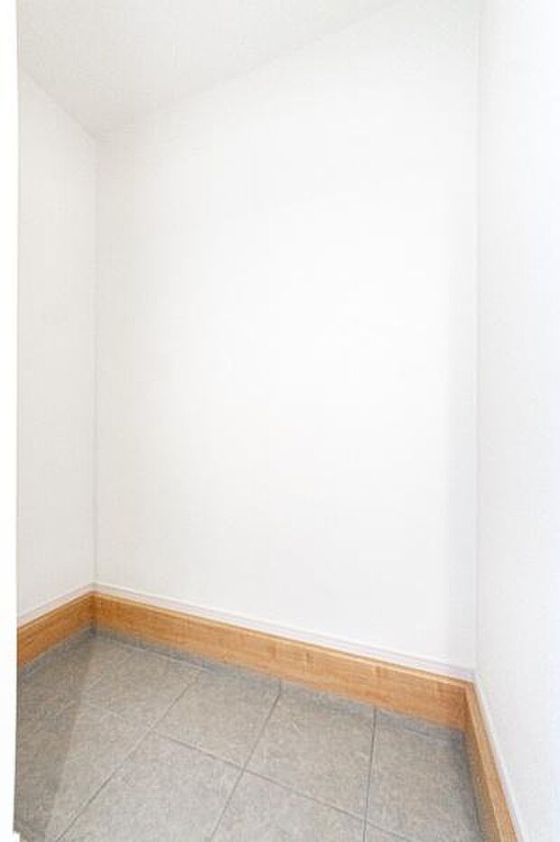 大容量収納で家族の思い出もすっきり!広がる空間で毎日がもっと快適に。嬉しいシューズクローク付き。