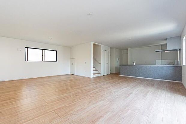 「プライベート感を愉しむリビング空間」開放感と日当たりの良さに恵まれた爽快なリビング空間。誰にも邪魔されないプライベート感を感じる開放的なリビング。風が抜ける。光が差し込むリビング。