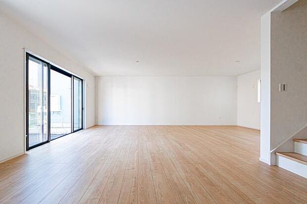 「プライベート感を愉しむリビング空間」開放感と日当たりの良さに恵まれた爽快なリビング空間。誰にも邪魔されないプライベート感を感じる開放的なリビング。風が抜ける。光が差し込むリビング。