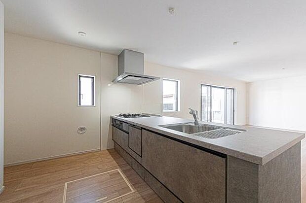 「全体を見渡せる安心感」家族の会話が弾む奥様に人気の高いカウンターキッチン、料理しながらお子様の様子の確認ができ移動しやすい広いキッチンスペースです。