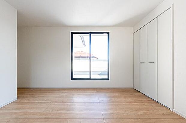 明るい木目の床に調和する、ワイドな両開きクローゼット。たっぷりの収納力で衣類はもちろん、季節の家電まで収まり、室内をすっきり保ちます。