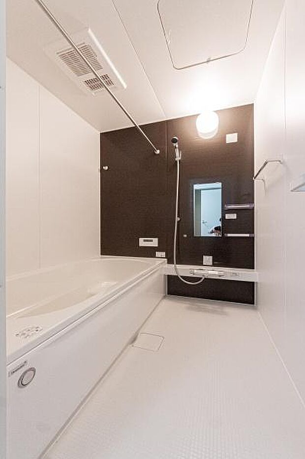 「広々バスルーム」白を基調とした清潔感のあるバスルームは是非足を延ばしてくつろいで欲しい空間。一日の疲れを癒し良質な睡眠にもつながります。