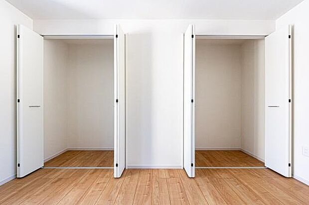 「主寝室収納」大きく収納量豊富なクローゼット。奥行も納得サイズのクローゼット。