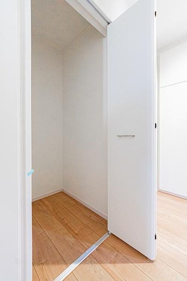 「収納が足りない」なんてもう言わせません。この充実した収納力があれば、お部屋を広く使えて、家族団らんの時間もさらに豊かに。スッキリした暮らしが叶います。