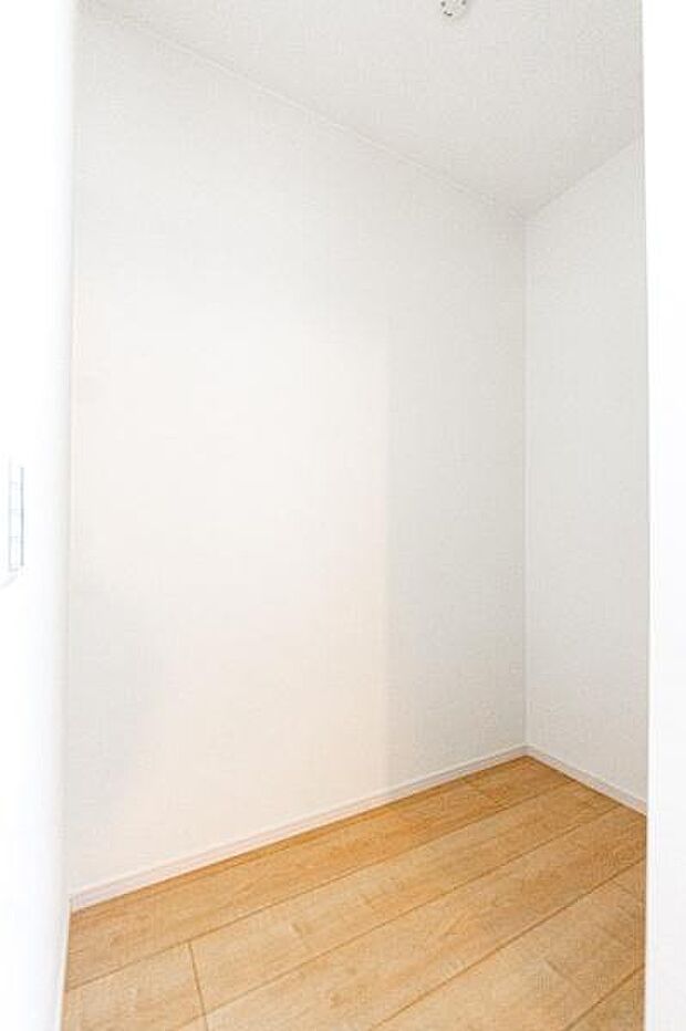 「収納が足りない」なんてもう言わせません。この充実した収納力があれば、お部屋を広く使えて、家族団らんの時間もさらに豊かに。スッキリした暮らしが叶います。