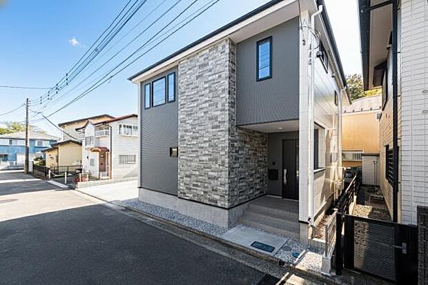 誇りを感じる美しい外観で、毎日を心地よくスタート。ゆとりのカースペース2台付きは、家族のお出かけをスムーズにし、暮らしを豊かに彩ります。解放的で陽当たりが良く、魅力ポイントです。