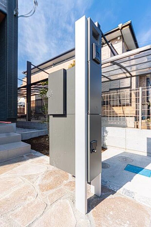 「おかえり」と「いってらっしゃい」を優しく包み込む、明るく広々とした玄関。家族の毎日が、ここから気持ちよく始まります。