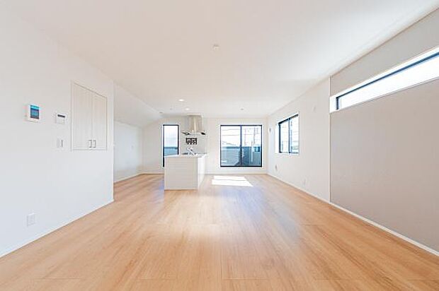 上質な素材感に包まれる、こだわりを凝縮したリビング。大きな窓から光が入り、開放感あふれる日常を演出します。