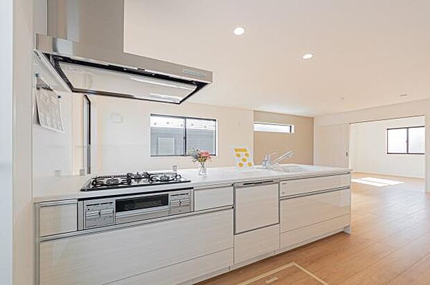 会話が弾む対面式のモダンキッチン。お料理中も家族の気配を感じられ、家事動線に配慮した機能美が魅力です。