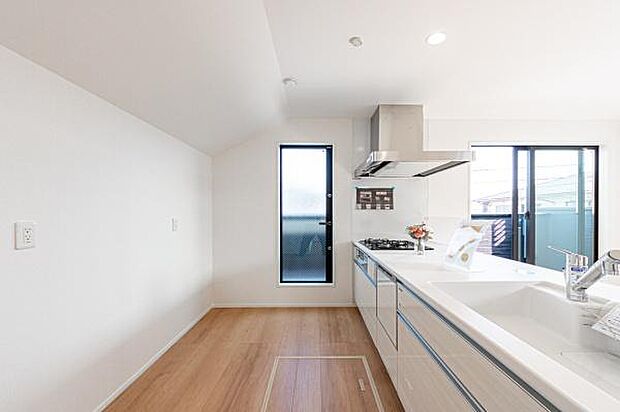 「全体を見渡せる安心感」家族の会話が弾む奥様に人気の高いカウンターキッチン、料理しながらお子様の様子の確認ができ移動しやすい広いキッチンスペースです。