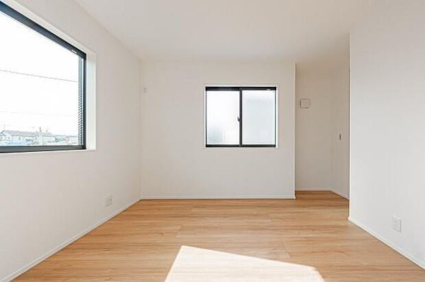 陽光あふれる明るい洋室。温かな光がお子様の健やかな成長を優しく包み込みます。心地よい目覚めから始まる、幸せな家族の日常をここで。