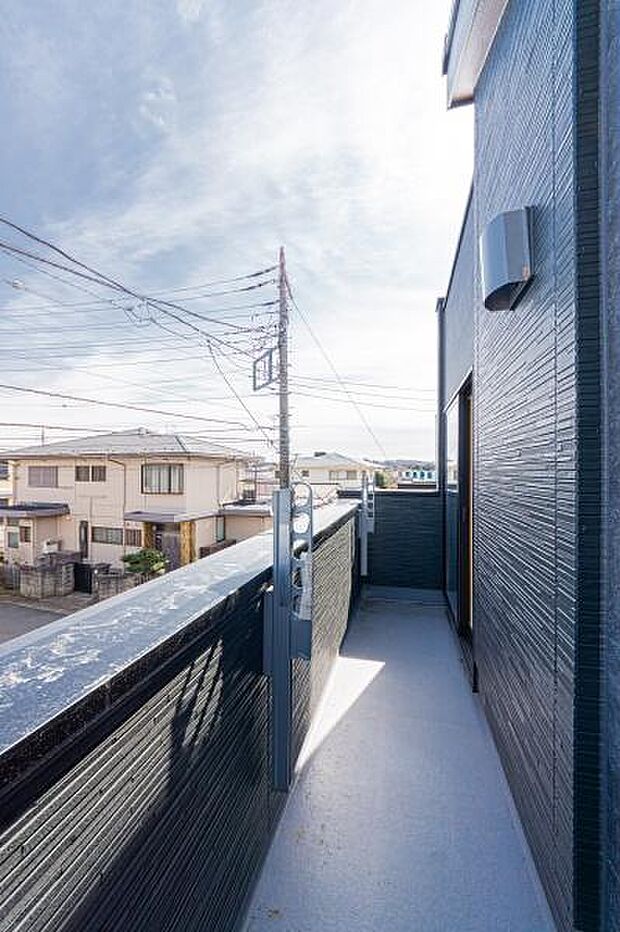 「清々しいバルコニー」広々としたバルコニーは陽当たりはもちろん、解放感や眺望も楽しめます。碧空を満喫し心が透きとおる。癒される心地よい空間。