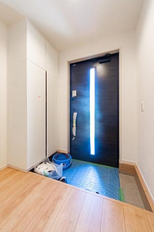 「おかえりなさい」を優しく迎える、明るく上質な玄関。家に帰るのが毎日楽しみになる、我が家の自慢の顔となる空間です。