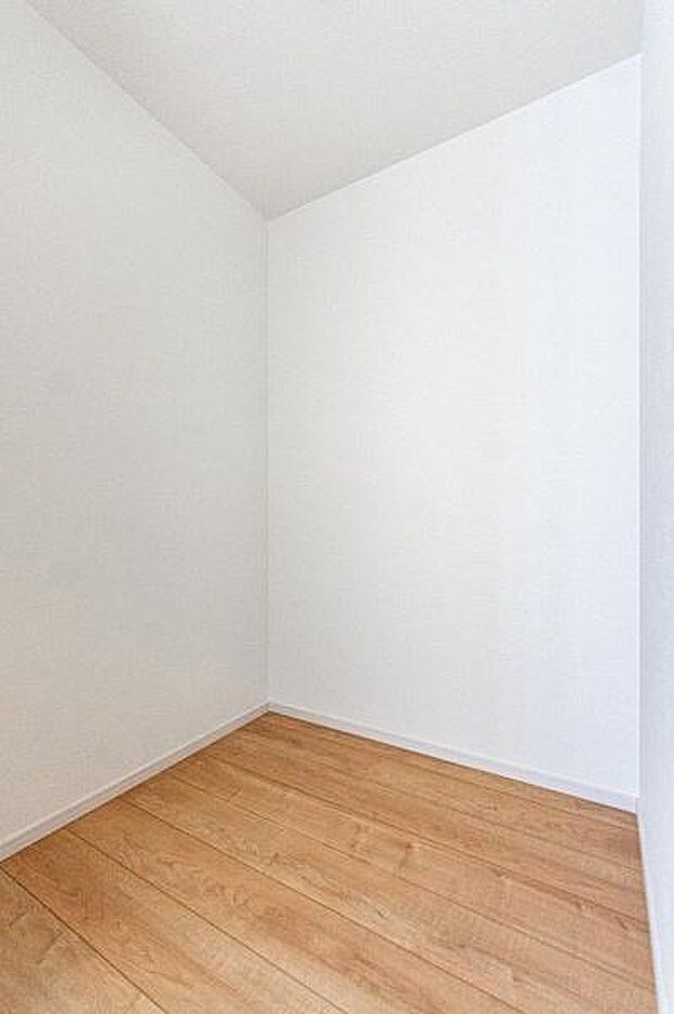 大容量のウォークインクローゼットが魅力。季節物や家族の思い出の品まで、大切に保管できるのが嬉しいですね。