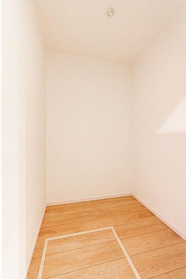 「大型ウォークインクローゼット」奥行・横幅のある広いWICが廊下にあります。