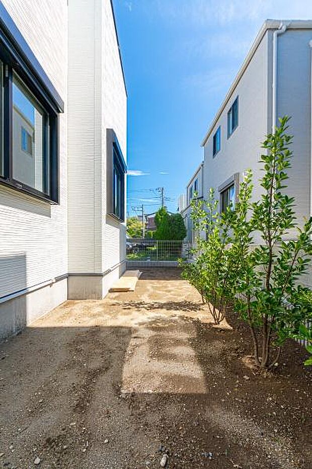 「プライベートガーデンスペース」明るさと開放感に恵まれたお庭スペース。ちょっとした家庭菜園等、家族だけの空間として納得のお庭です。