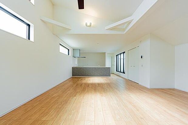 「さし込む光り」この光が家族とリビング、ダイニングを照らします。心地の良い風と採光が家族のリビングを包みます。