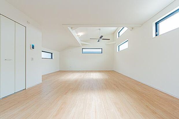 「南向きの採光溢れる素敵なリビング」やっぱり明るいリビングが良い。日中は自然の温もりと採光で生活する。休日の家族を包み込む素敵な明るいリビング空間。