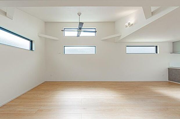 高い吹抜けから、明るい陽光がさんさんと降り注ぐリビング。この圧倒的な開放感が、家族の心ものびのびと解き放ってくれます。