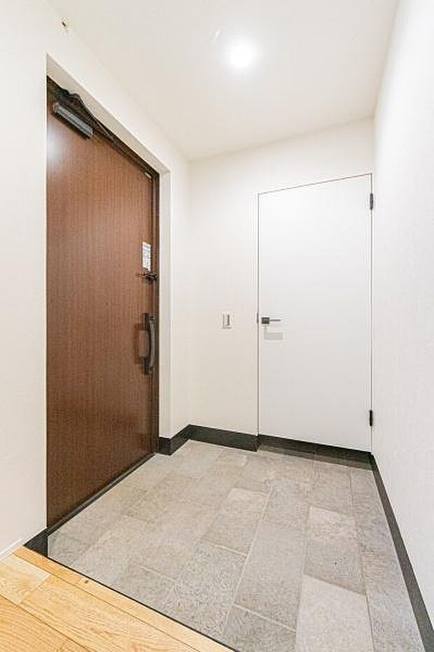 「おかえりなさい」の声が響く、広々とした明るい玄関。ベビーカーや外遊びの道具もすっきり置けて、いつでも家族を綺麗にお迎えできます。