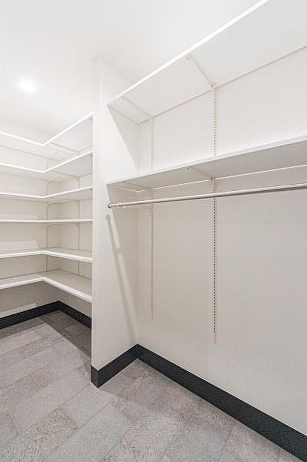 「シューズクローク付き」「玄関に靴がいっぱいで、出入りしにくい」こんなお悩みを解決するのが、「シューズクローク」です。