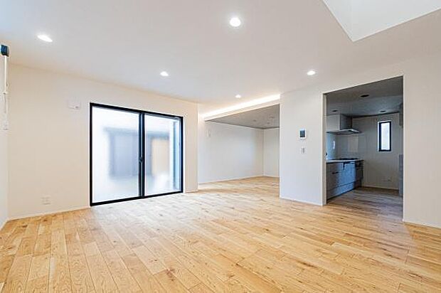 大きな窓からあたたかな陽光が降り注ぐリビング。家族みんなが自然と集まり、笑顔と会話が生まれる心地よい空間が広がります。新しい「我が家」の物語はここから始まります。