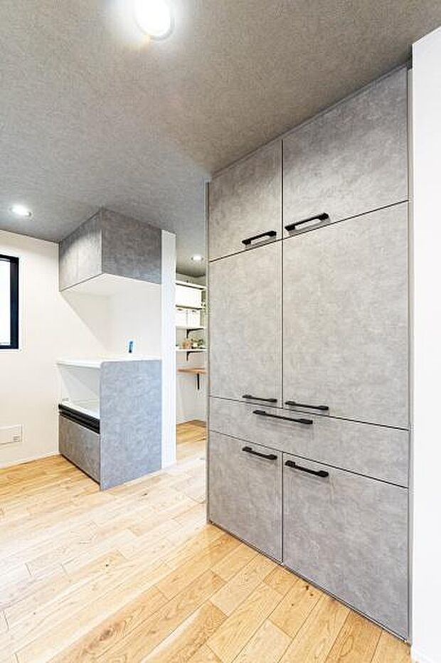 「カップボード付き」奥様の聖地としてキッチンにカップボードを設置。キッチンとの色合いや質感など統一感があり収納量も豊富で心強い収納。